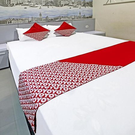 Super Oyo 91202 Family Guest House Syariah Tulungagung Buitenkant foto