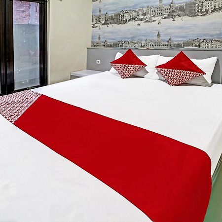 Super Oyo 91202 Family Guest House Syariah Tulungagung Buitenkant foto